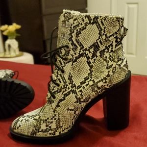 Women's snakeskin material ankle boot never worn Size 7.5